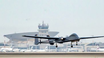 UAV que aterriza en un aeropuerto internacional