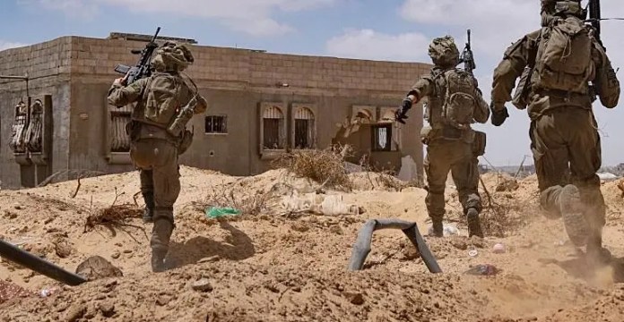 Representación del plan Hoshan de las FDI, destacando la inteligencia artificial, la robótica y la defensa espacial para el periodo 2026-2030